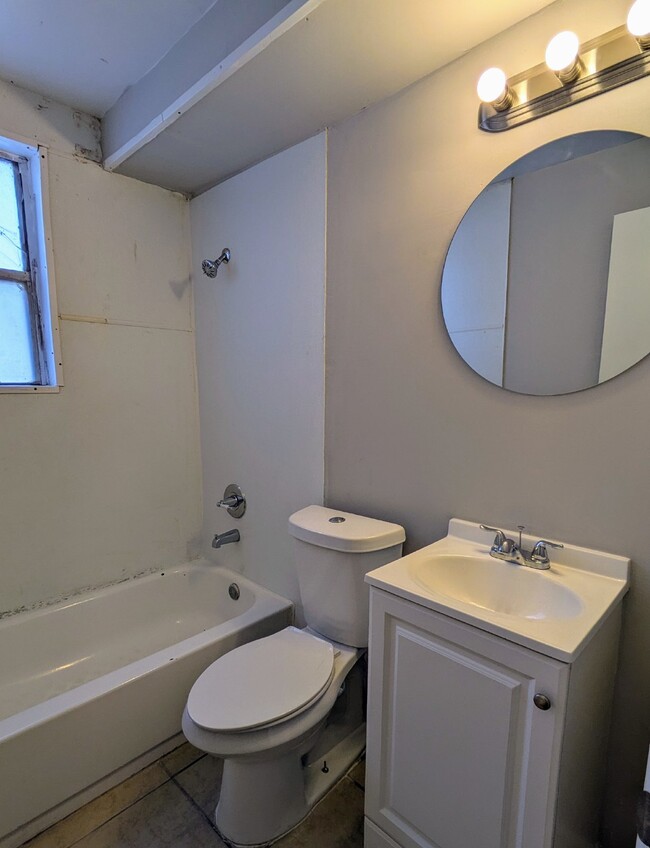 Building Photo - "Cozy 2-Bed, 1-Bath Haven in the Heart of ...