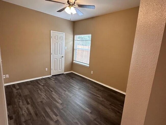 Building Photo - 990 Sierra Vista Ct