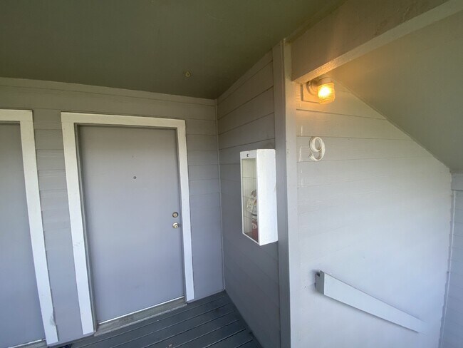 Building Photo - Beautiful Top Floor Condo with Great Views!