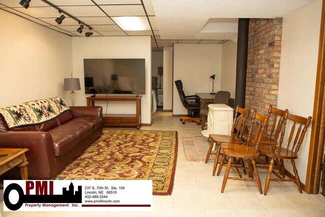 Building Photo - 3 Bedroom and 2 bathroom Colonial Hills House for rent!