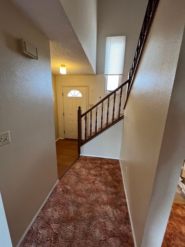 Building Photo - 3 Bedroom, 1.5 Bath Townhome W/ Attached S...