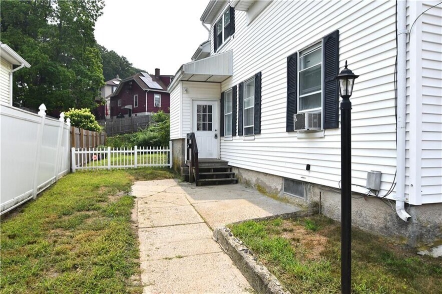 Building Photo - 76 Cottage St