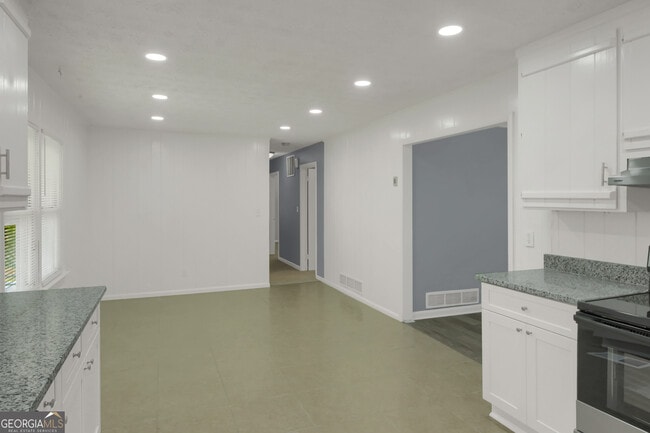 Building Photo - 137 Hillcrest Dr SE