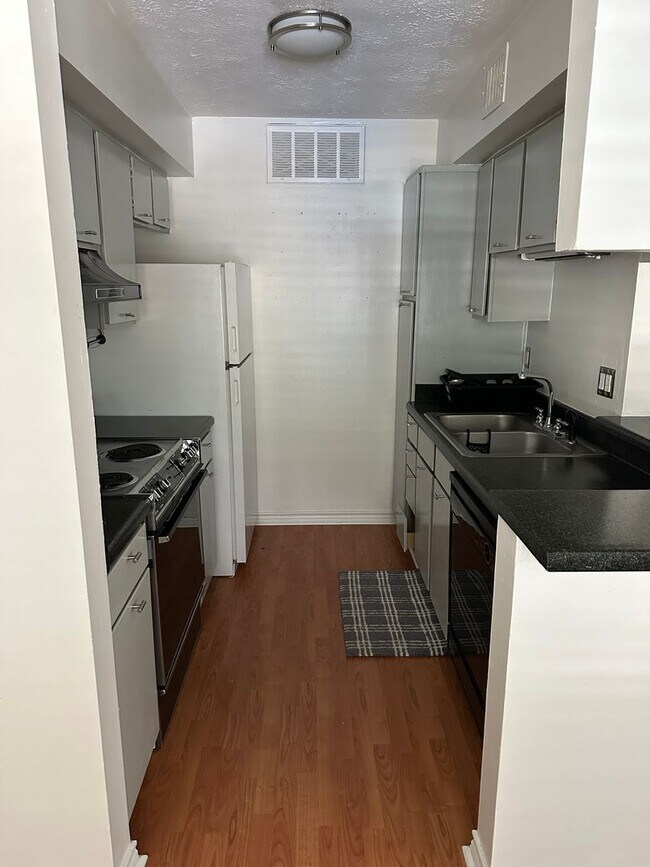 Building Photo - Bryan - 1 bedroom / 1 bath, really close t...