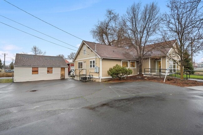 Building Photo - 107 E Holland Ave