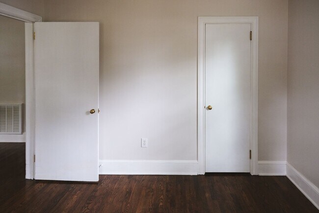 Building Photo - 2 bedroom, 1 bath Brick Bungalow in Prime Location!