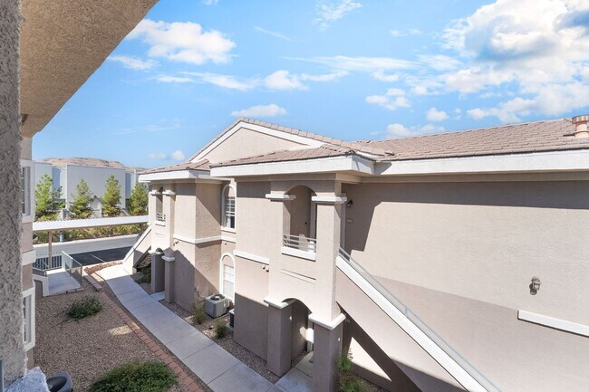 Building Photo - Remodeled 2-Bed, 2-Bath Second-Floor Unit ...