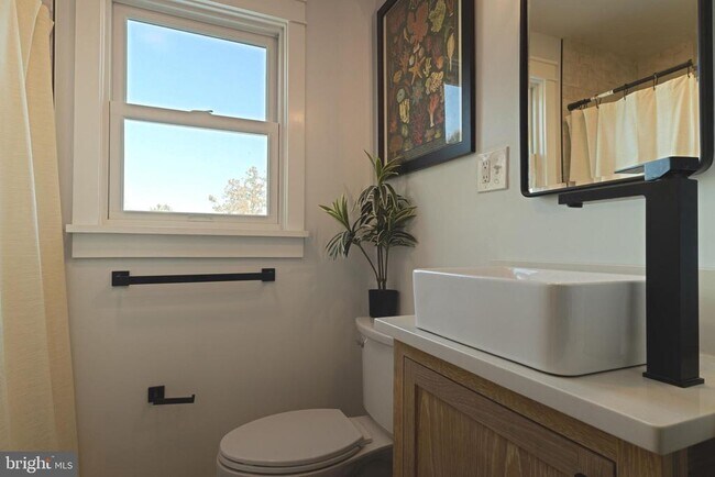 Building Photo - 203 E Rosedale Ave