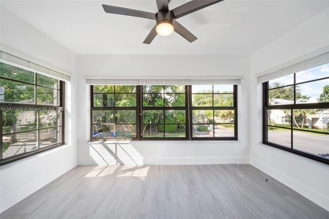 Building Photo - 4222 NE 1st Ave