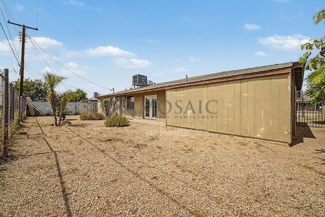 Building Photo - 1531 W 7th St