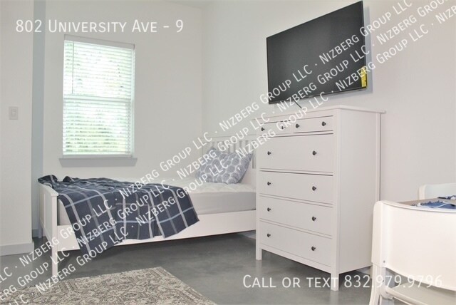 Building Photo - 802 University Ave