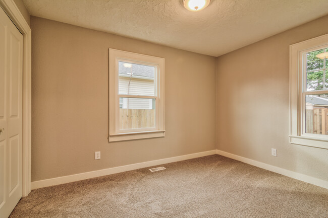 bedroom 2 - 153 NE Jefferson St