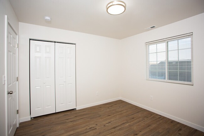 Building Photo - Iris Townhouse