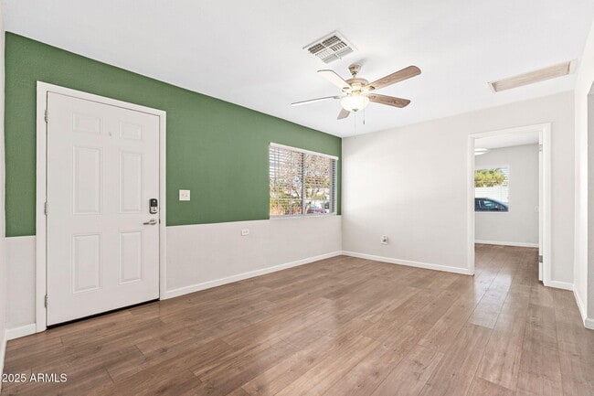 Building Photo - 913 W Highland Ave