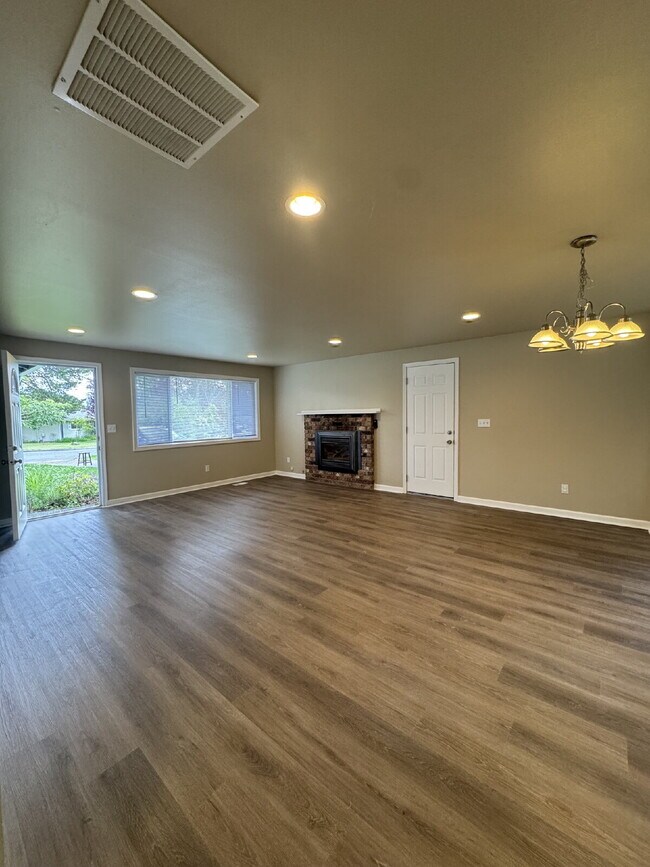Building Photo - Kirkland Rambler with Central A/C!