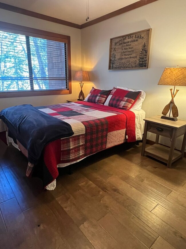 Building Photo - Nicely Remodeled Fully Furnished Condo