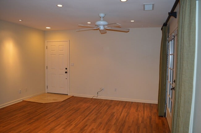 Building Photo - 1 Bedroom Condo in Mission Hills