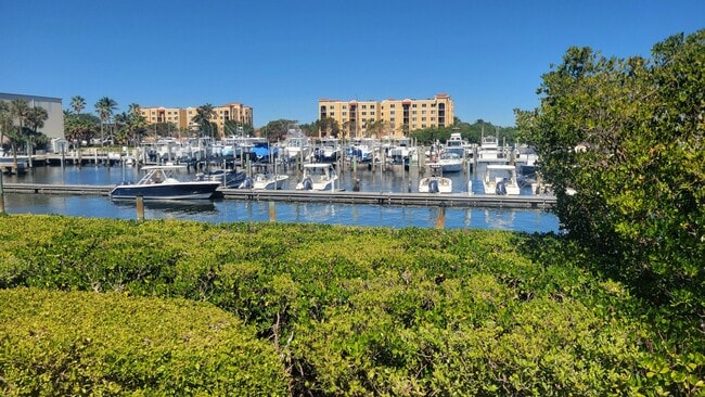 Building Photo - 13 Loafing St