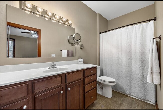 Master bath - 2815 44th St