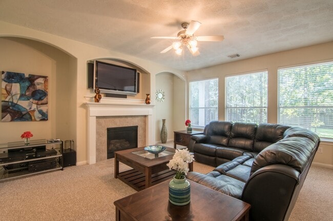 Building Photo - 15 Aquiline Oaks Pl