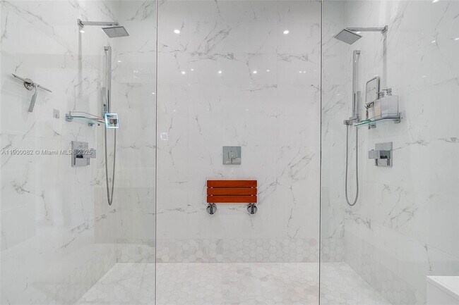 Building Photo - 700 NE 24th St