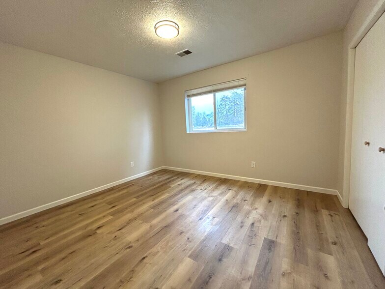 Primary bedroom - 1406 W Division St