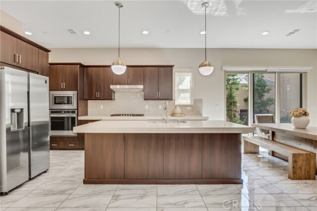 Building Photo - 783 Benchmark