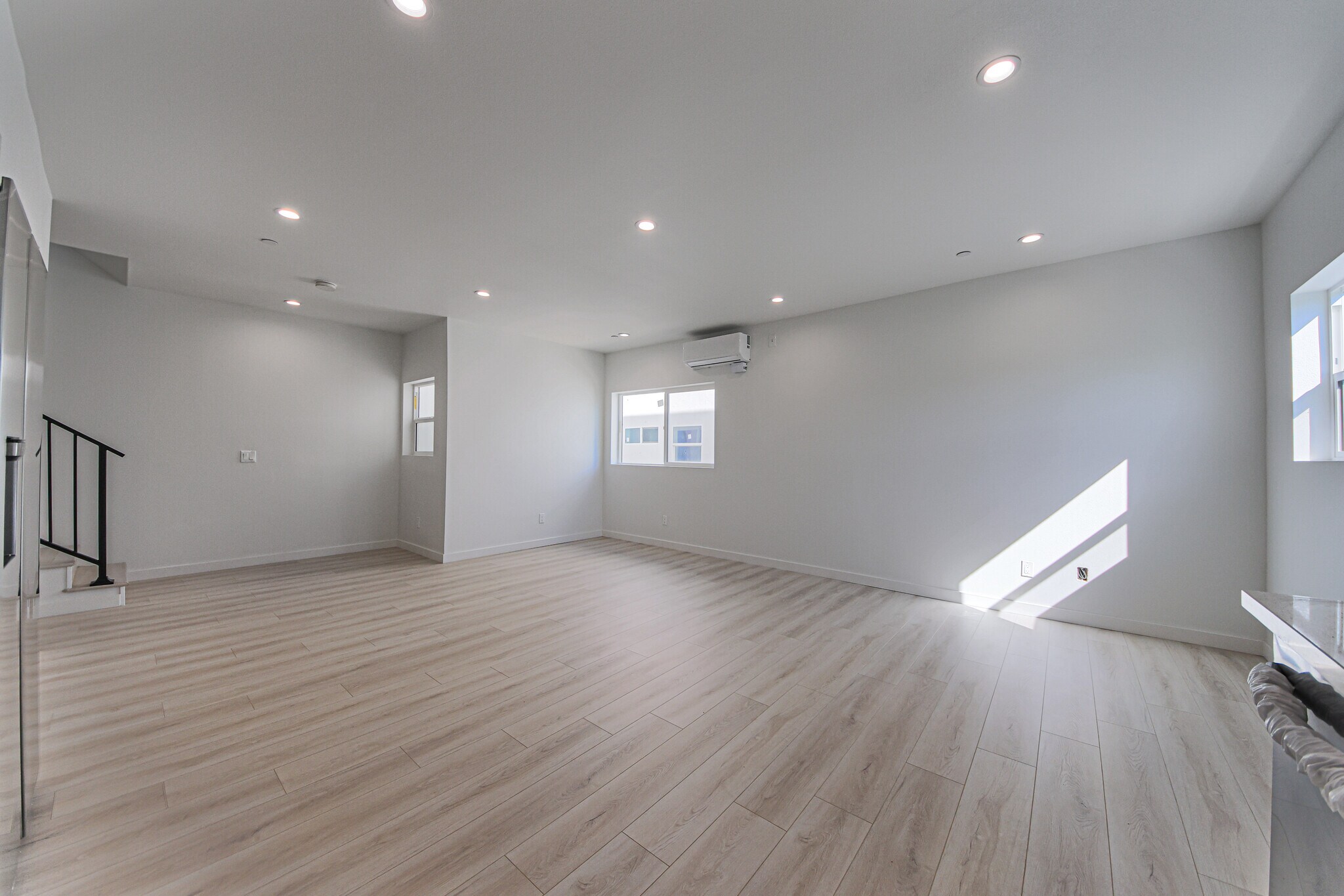 Building Photo - 2811 S Cloverdale Ave