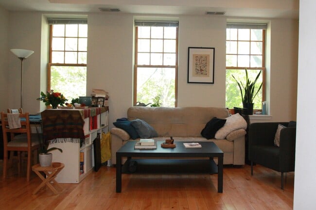 Building Photo - 317 6th S St