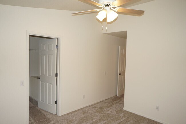 Building Photo - 2738 NW Kennedy Ct