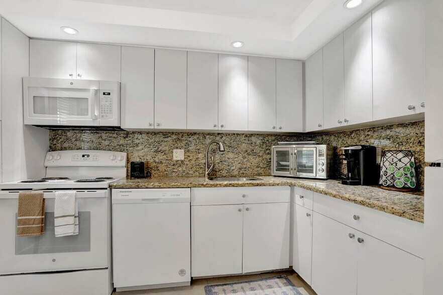 Building Photo - 2851 S Palm Aire Dr