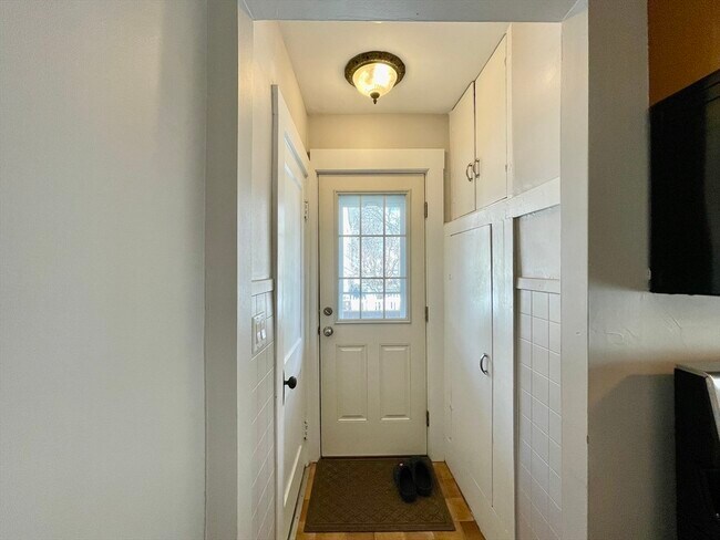 Building Photo - 15 Woods Ave