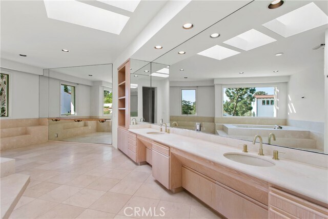 Building Photo - 2 Inverness Ln