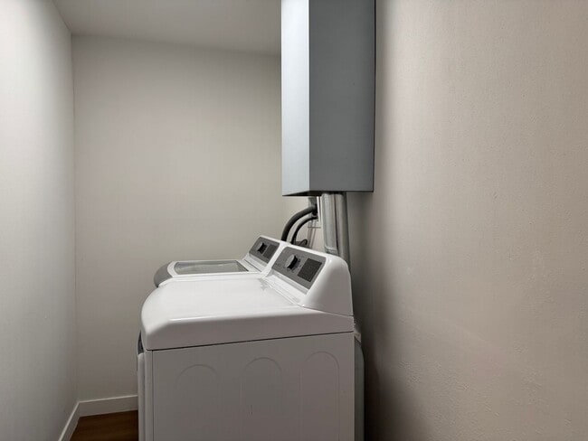 Building Photo - CLICK "REQUEST A TOUR" NOW!