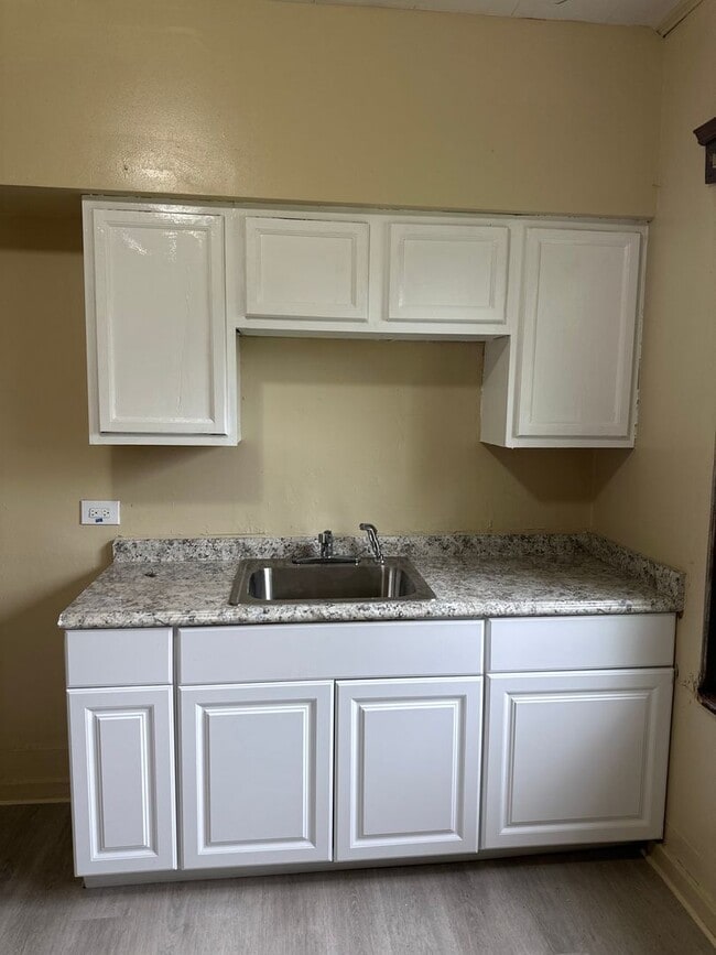 Building Photo - 4bd Single Newburgh Hts Area Cash Pay/Section 8