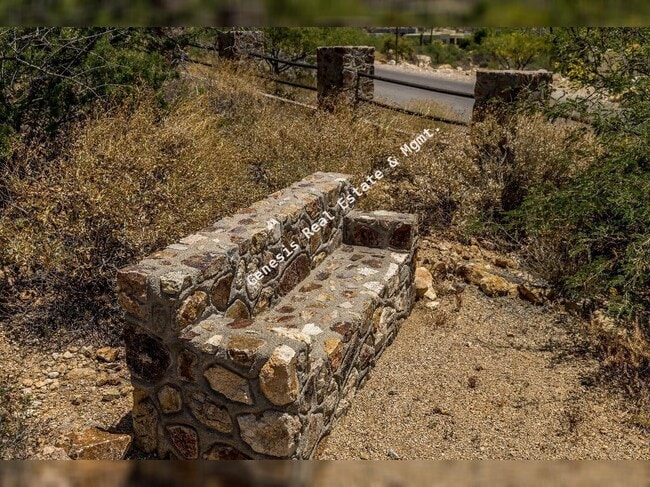 Building Photo - "Spacious Tucson Retreat with Granite Elegance and Cozy Fireplace – 4 Bed, 3.5 Bath Gem!"