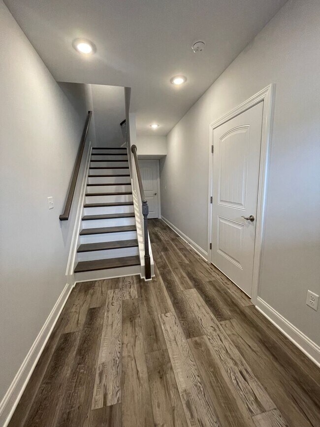 Building Photo - Townhome for rent in Crescent Ridge subdiv...