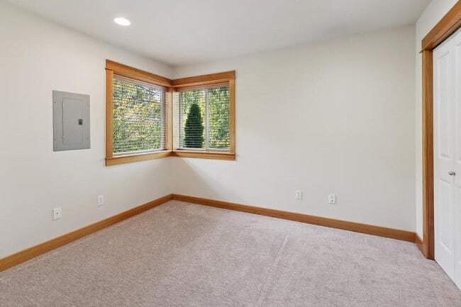 Building Photo - 2 bedroom in Seattle WA 98122