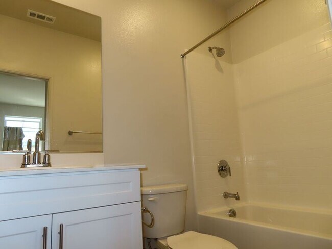 Building Photo - 40585 Melrose Dr