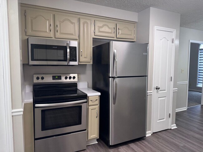 Building Photo - Super convenient location! Quick access to I-24 Exit 11!