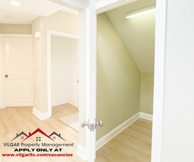 Building Photo - New & Updated! 2BR/2BA w/ Fireplace, Garag...