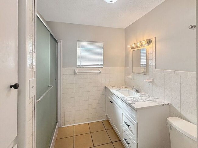 Building Photo - Bright & Inviting 4-Bedroom Home with Mode...