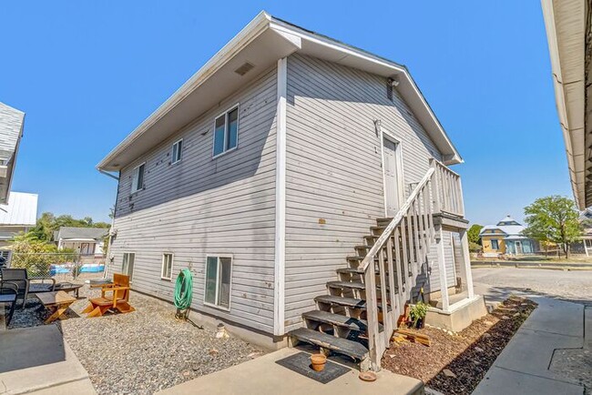Building Photo - Charming Downtown 2-Bedroom Upstairs Apartment with Off-Street Parking