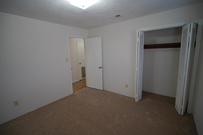 Building Photo - 2220 Claremont Ln