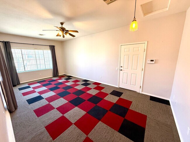 Building Photo - Custom 3 Bedroom, 2.5 Bath Home w/Bonus Ro...