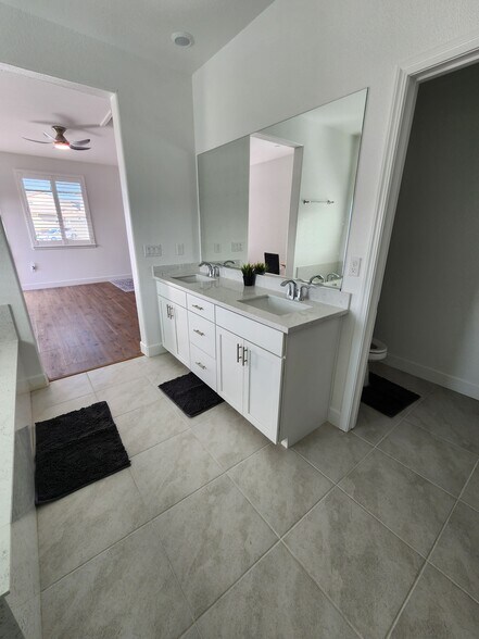 Building Photo - 4054 Azul Way