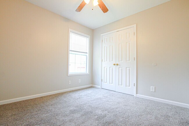 Building Photo - Three Bedroom with Bonus!