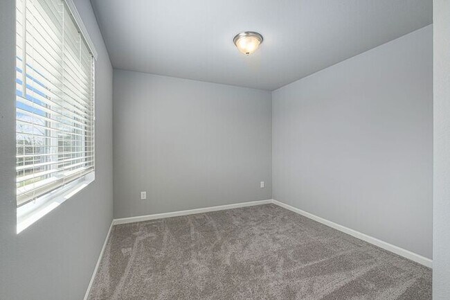 Building Photo - 5673 Claremount St