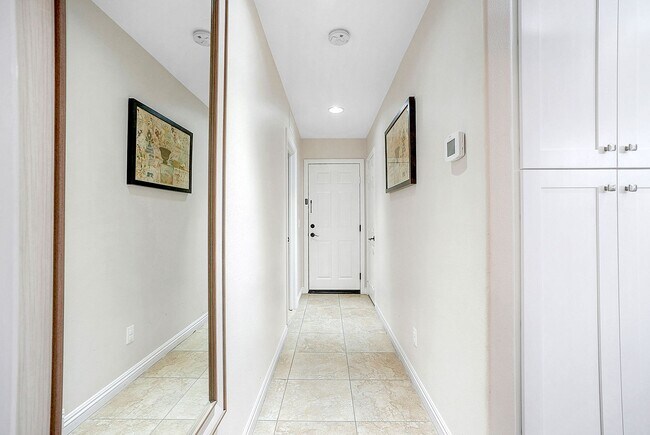 Building Photo - Beautiful executive home in the Eastlake-C...