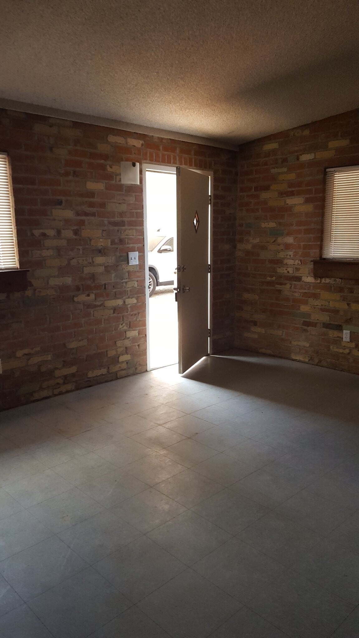 Building Photo - 2107 N Edison Terrace